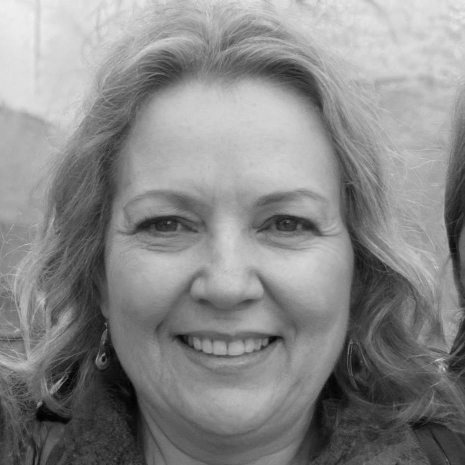 Professional financial educator specializing in remote learning strategies